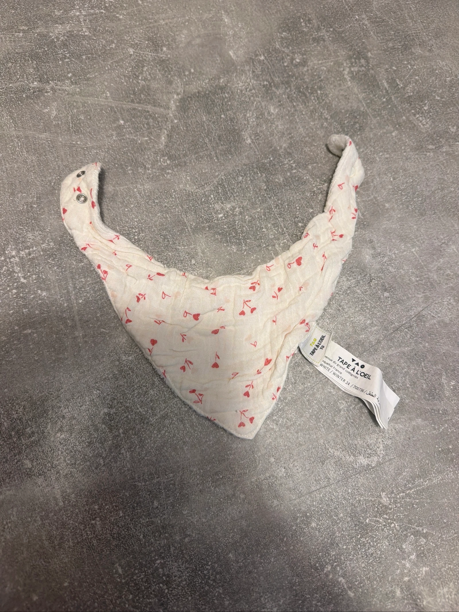 Bavoir blanc fleur cœur rouge tape à l’œil très bon état 